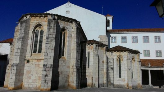 Mosteiro mandado construir por D. Dinis