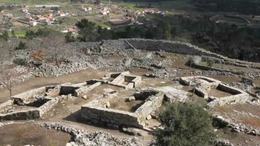 O castelo de ansiães tem duas linhas de muralhas