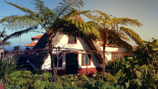 palhaças e o bailinho da Madeira nasceram em Santana