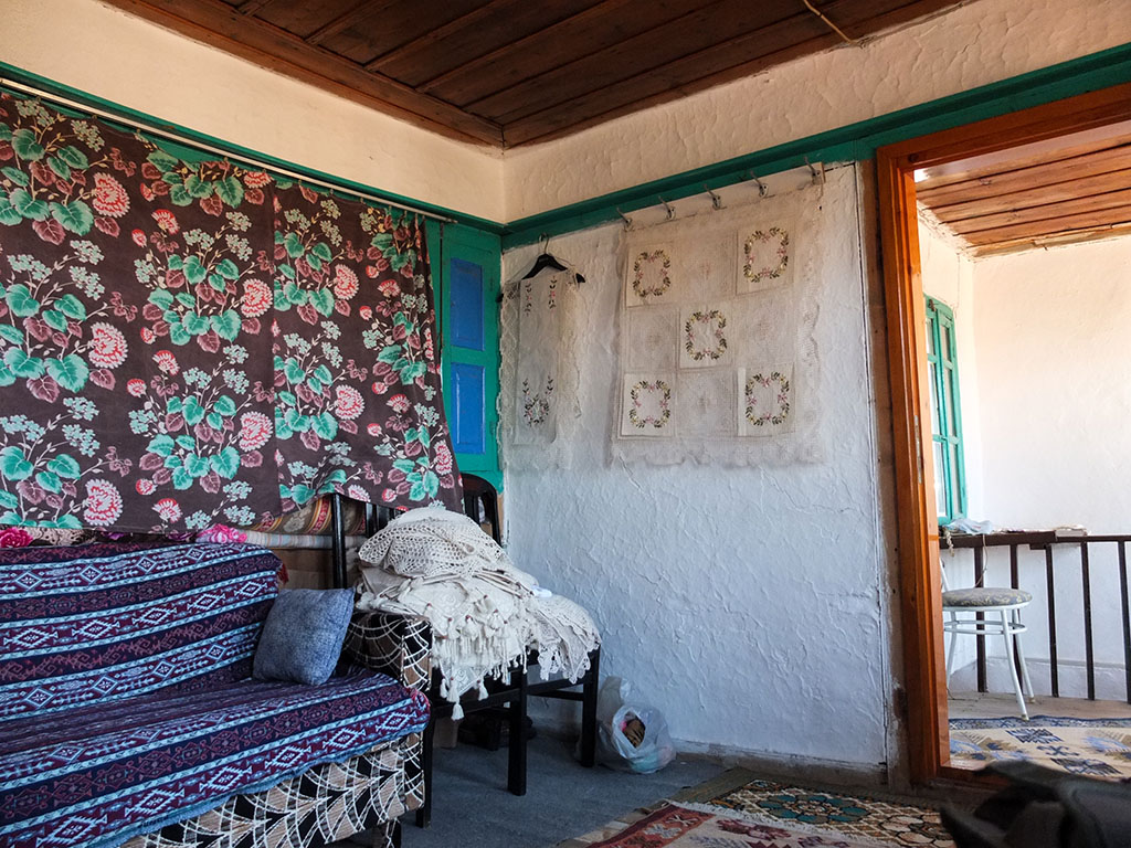 A sala da casa de Aysha, em Sirince