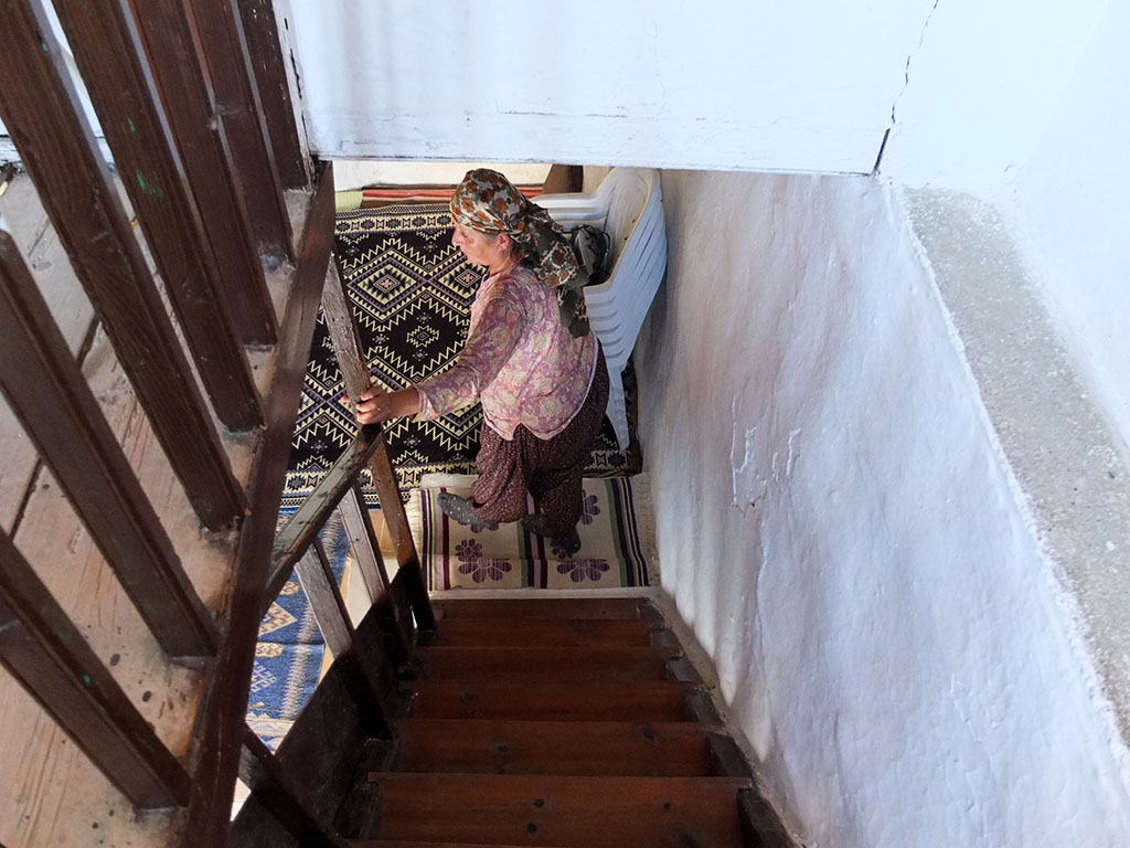 No interior de uma casa de Sirince