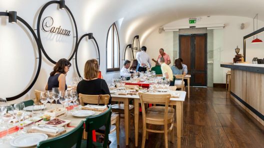 Vinhos Cartuxa a copo no centro de Évora