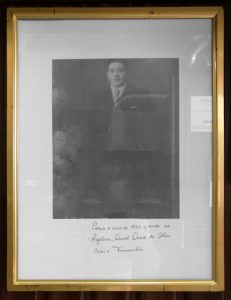 À entrada do estabelecimento, a Regaleira homenageia o inventor da Francesinha