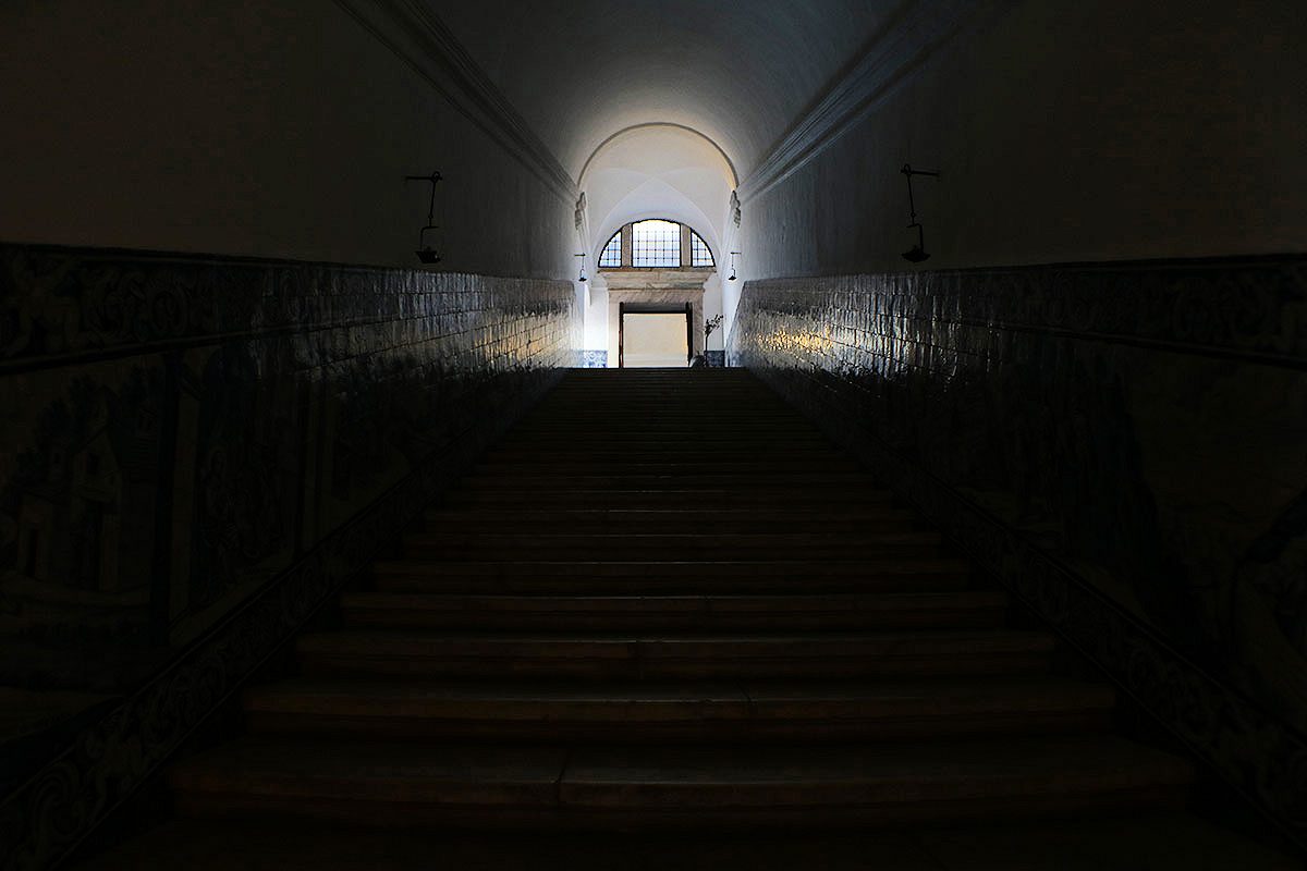 As escadarias e os painéis do convento