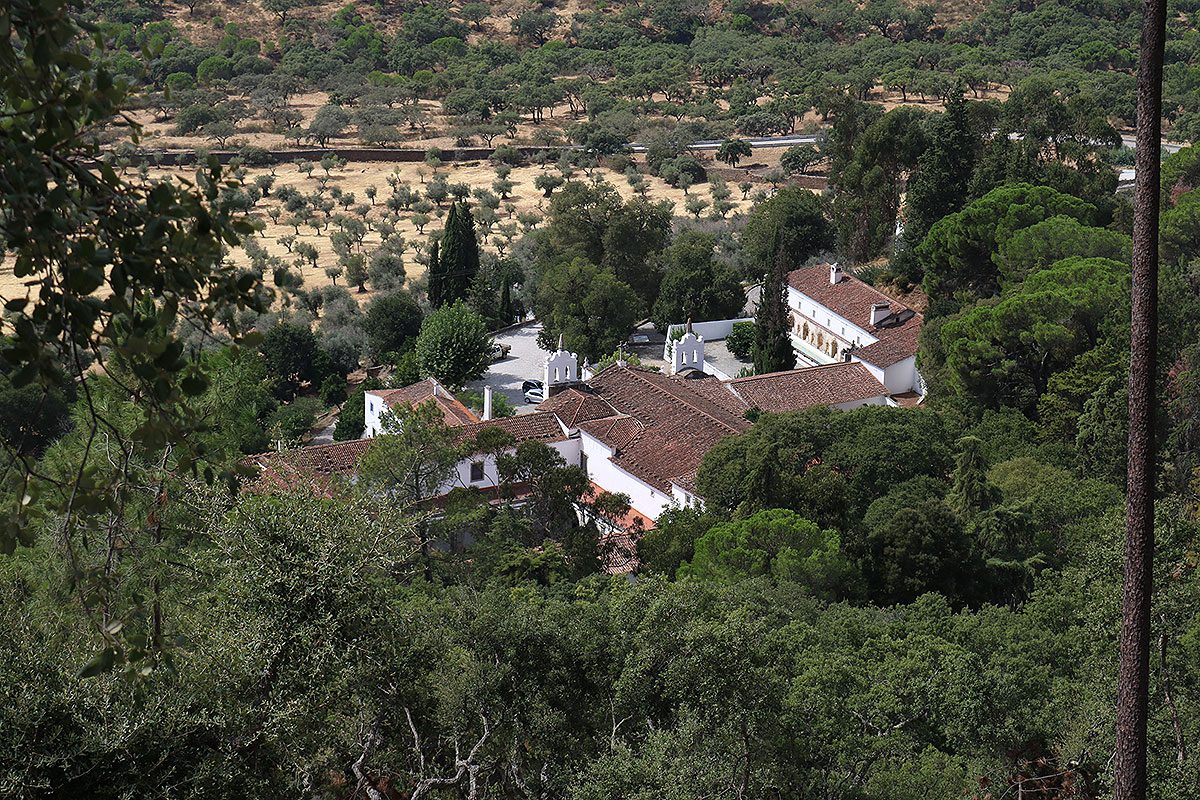 O convento está incrustado na Serra D'Ossa