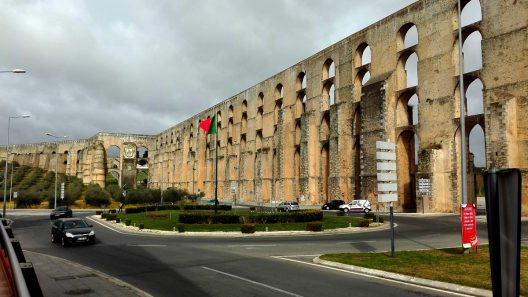 O aqueduto chega a atingir os 30 metros de altura